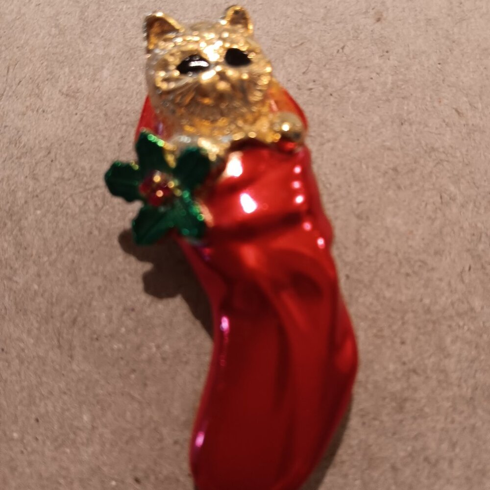 VINTAGE CHRISTMAS BROOCH OAJC KITTEN IN STOCKING GOLD TONE ENAMEL